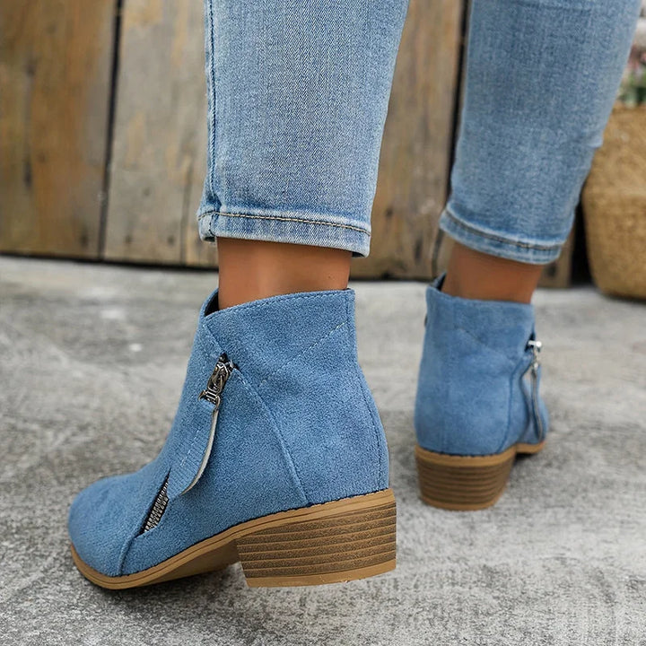 Damen Ankelstiefel aus weichem Leder mit seitlichem Reißverschluss und robustem Blockabsatz für sicheren Halt.