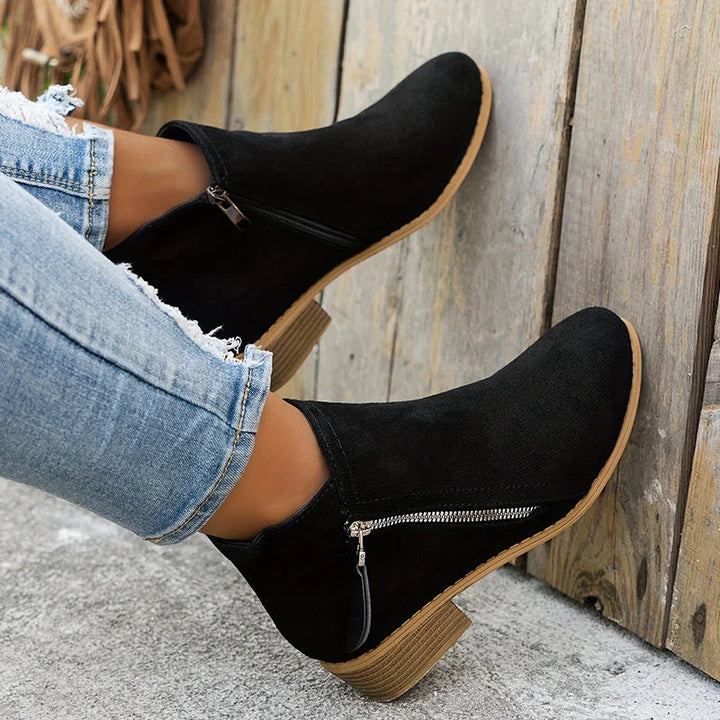 Damen Ankelstiefel aus hochwertigem Leder mit seitlichem Reißverschluss und klassischem Design in Schwarz.