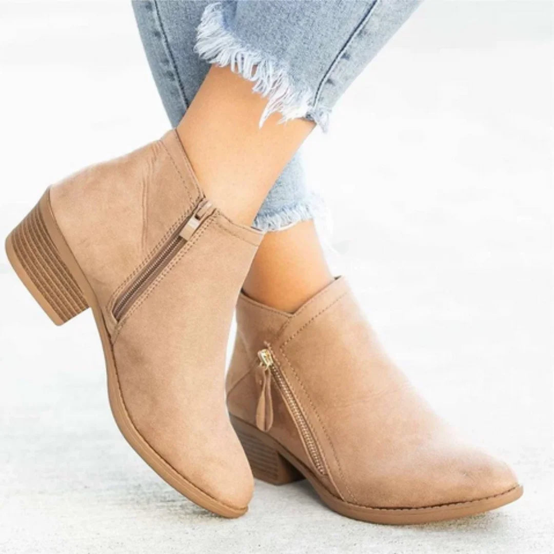 Beige Damen Ankelstiefel aus weichem Leder mit seitlichem Reißverschluss und bequemer Sohle für den Alltag.