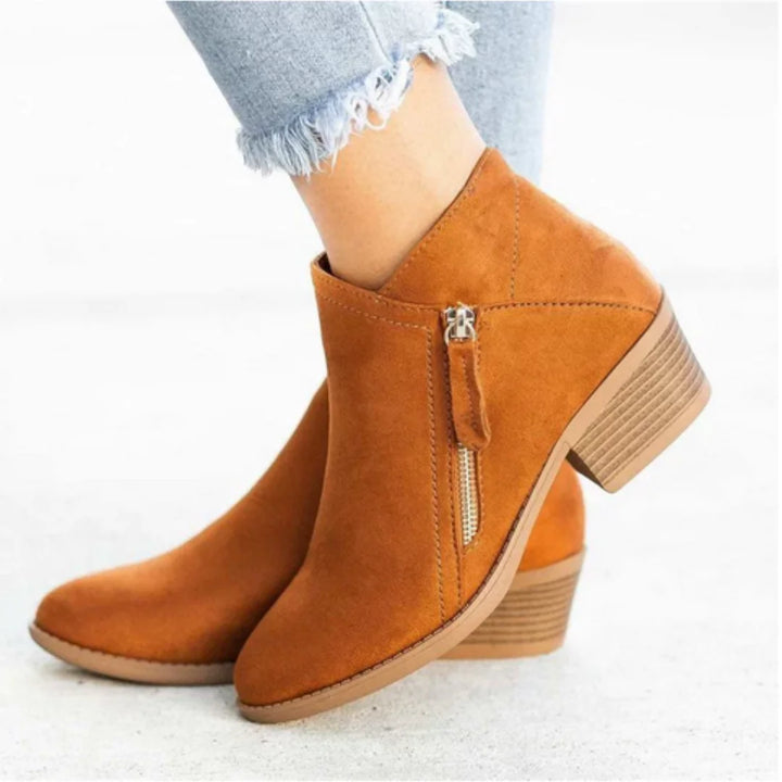 Braune Damen Ankelstiefel aus Leder mit seitlichem Reißverschluss und runder Zehenpartie für einfachen Einstieg.