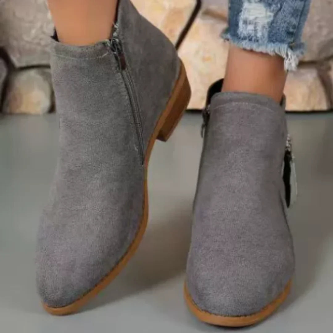 Grau Damen Ankelstiefel aus hochwertigem Leder mit seitlichem Reißverschluss und bequemem Blockabsatz.
