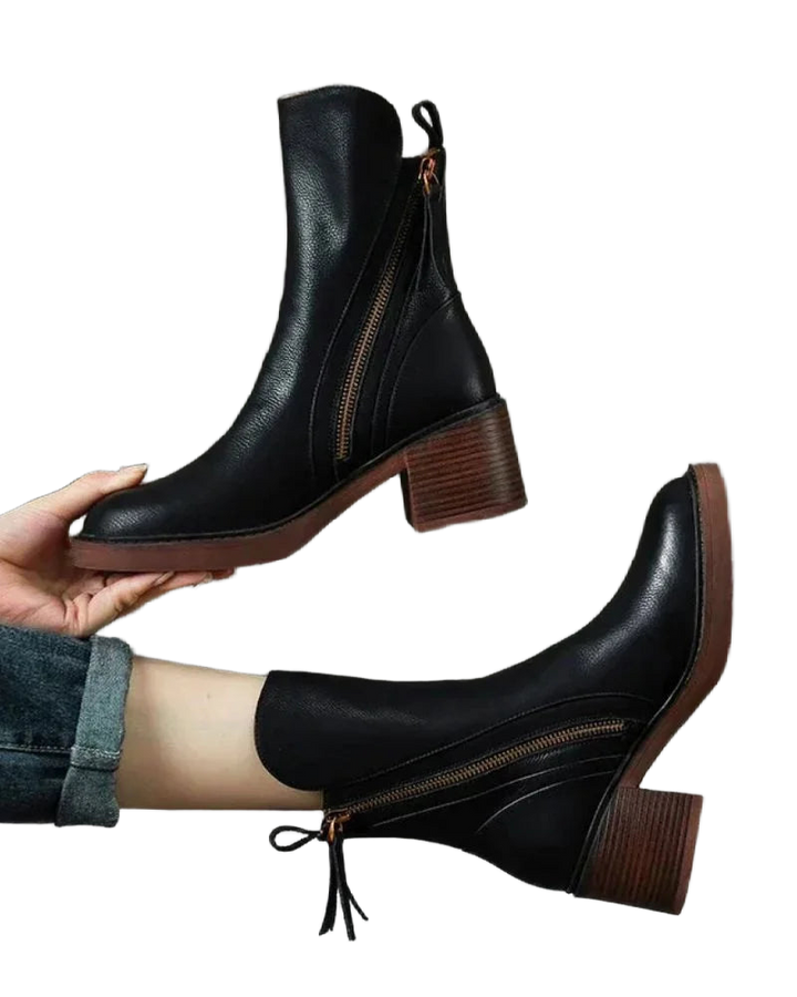 Schwarze Damen Ankle Boots aus Leder mit Reißverschluss und stabilen Blockabsätzen für Alltag und Freizeit.