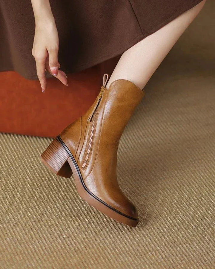 Damen Ankle Boot aus hochwertigem Leder mit Reißverschluss und stabilen Blockabsatz in schlichtem Design.