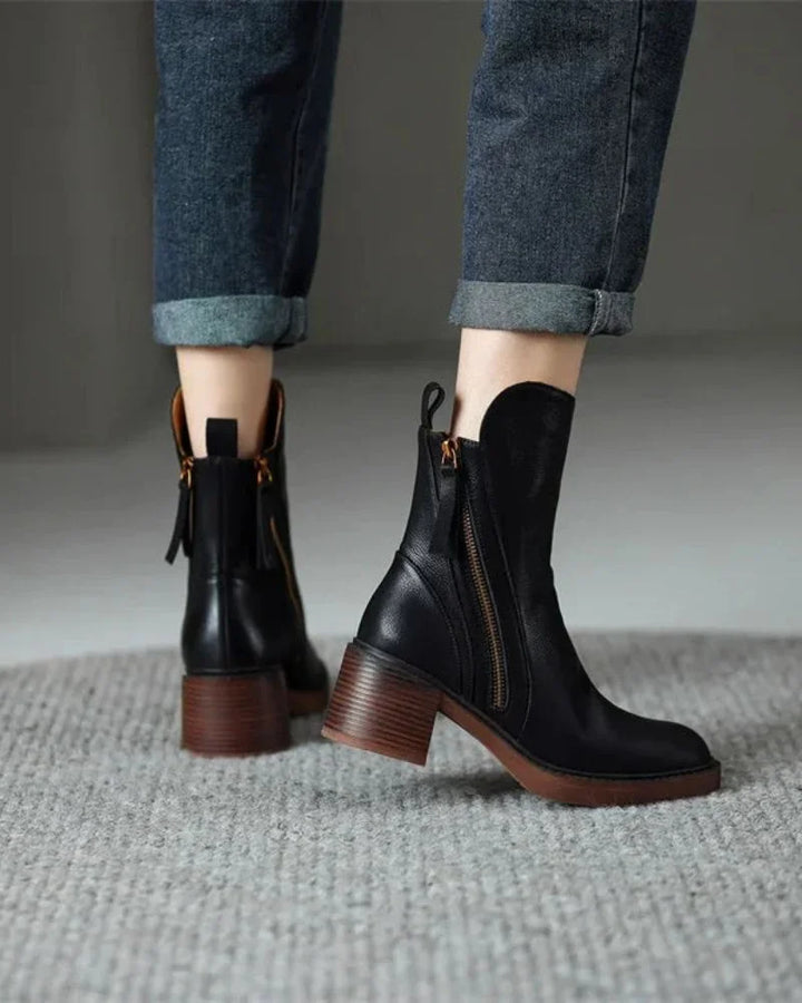 Damen Ankle Boot aus hochwertigem Leder mit Reißverschluss und stabilen Blockabsatz für komfortablen Tragekomfort.