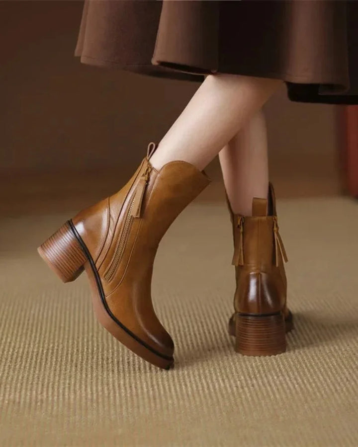 Damen Ankle Boot aus schwarzem Leder mit Reißverschluss und robuster Blockabsatz-Hhöhe für modischen Komfort.