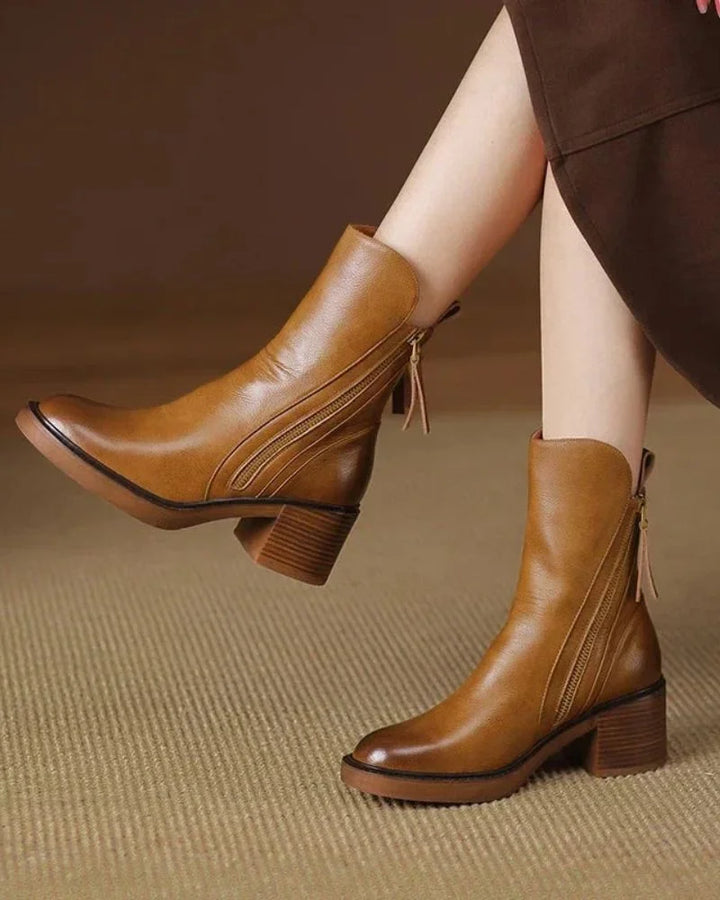 Braune Damen Ankle Boots aus Leder mit Reißverschluss und stabilen Blockabsatz für bequemen Tragekomfort.