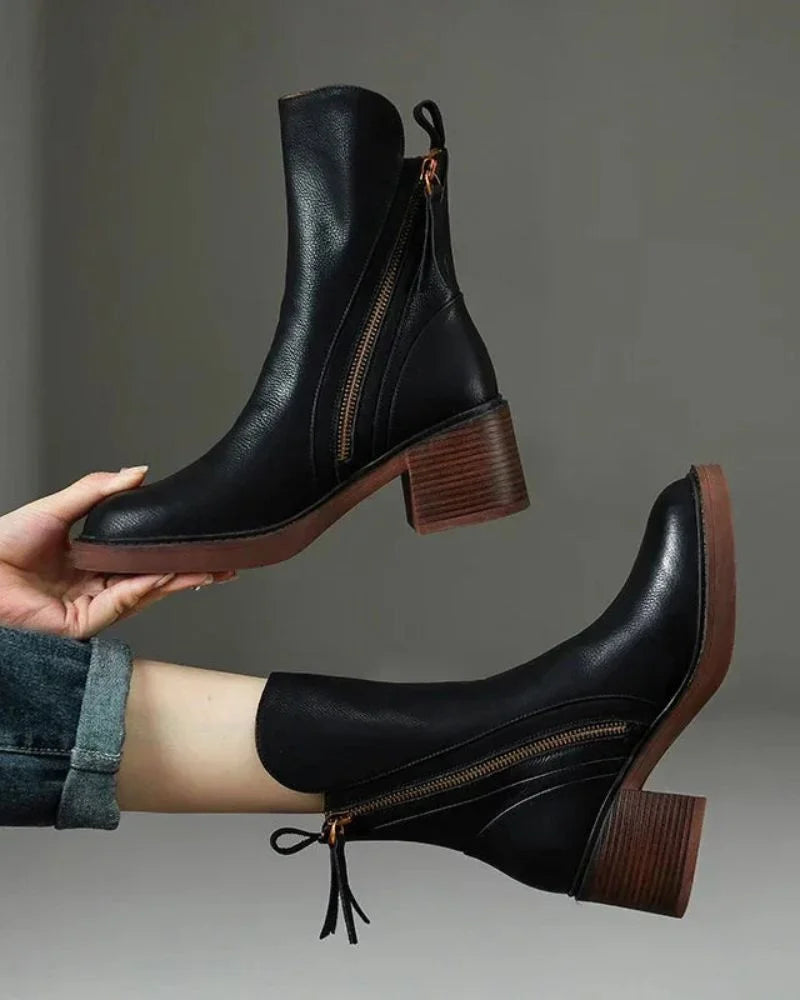 Schwarze Damen Ankle Boots aus Leder mit Reißverschluss und stabilen Blockabsätzen für Alltag und Freizeit.