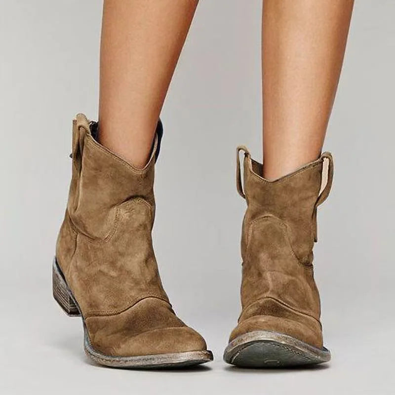 Braune Damen Ankle Booties aus Leder mit Seitenschlaufen und stabilem Blockabsatz für bequemes Tragen im Alltag.