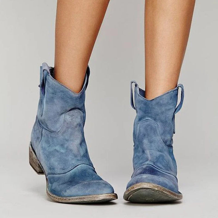 Hellblaue Damen Ankle Booties aus bequemem Leder mit Seitenschlaufen und stabilen Blockabsatz für einfachen Einstieg.