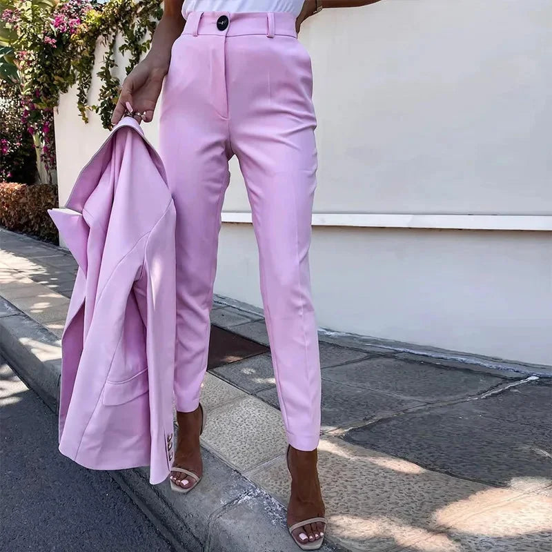 Damen Anzug Set mit Blazer und Hose aus atmungsaktivem, leichtem Stoff in klassischem Schnitt und modernen Farben.