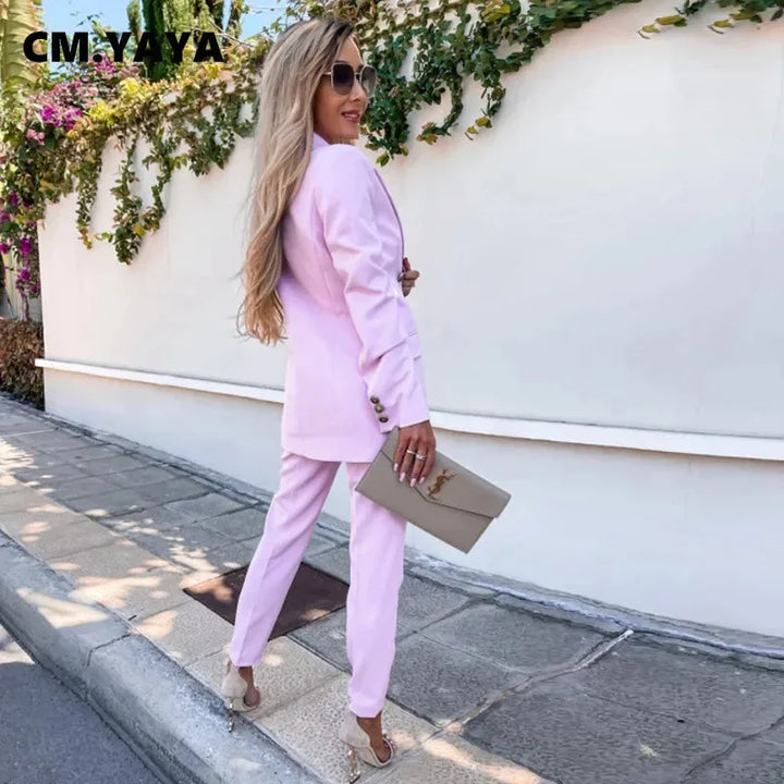 Damen Anzug Set mit Blazer und Hose aus weichem, atmungsaktivem Stoff in klassischem Schnitt und eleganter Farbgebung.