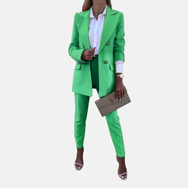 Damen Anzug Set aus hochwertigem Stoff, bestehend aus eleganten Blazer und passender Hose in modernem Schnitt.