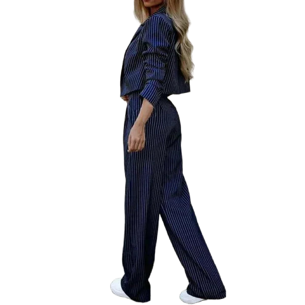 Damen Anzug Set mit Streifenmuster, bestehend aus einer taillierten Jacke und passenden Hosen aus atmungsaktivem Stoff.
