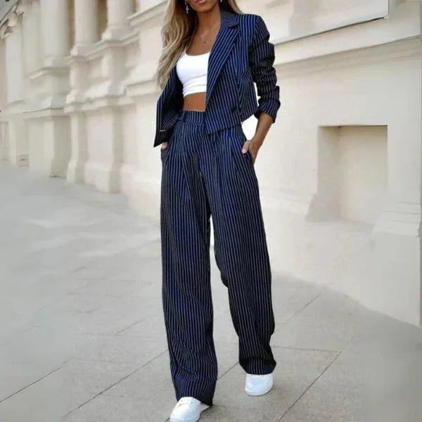 Damen Anzug Set in Marineblau mit Streifenmuster, inklusive eleganter Jacke und hochwertigem Stoff für Alltag und Business.