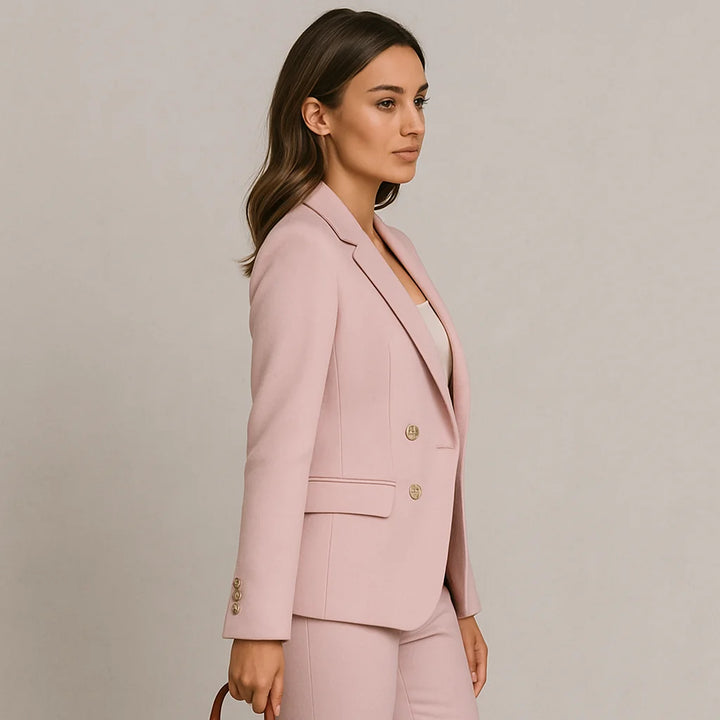 Alt-Text: Damen Anzug Set mit zweireihigem Slim Fit Blazer und passender Hose aus elastischem Material in klassischem…