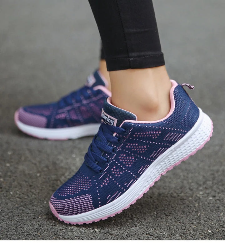 Damen Sneakers mit atmungsaktivem Material und ergonomischer Sohle in Schwarz-Weiß Design.