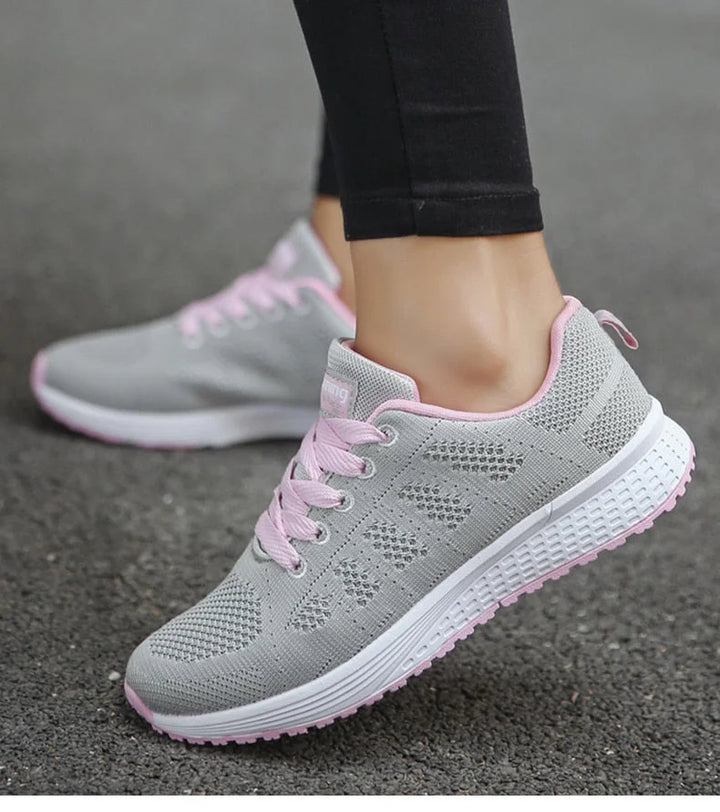 Damen Sneakers aus atmungsaktivem Material mit ergonomischer Sohle für angenehmen Tragekomfort.