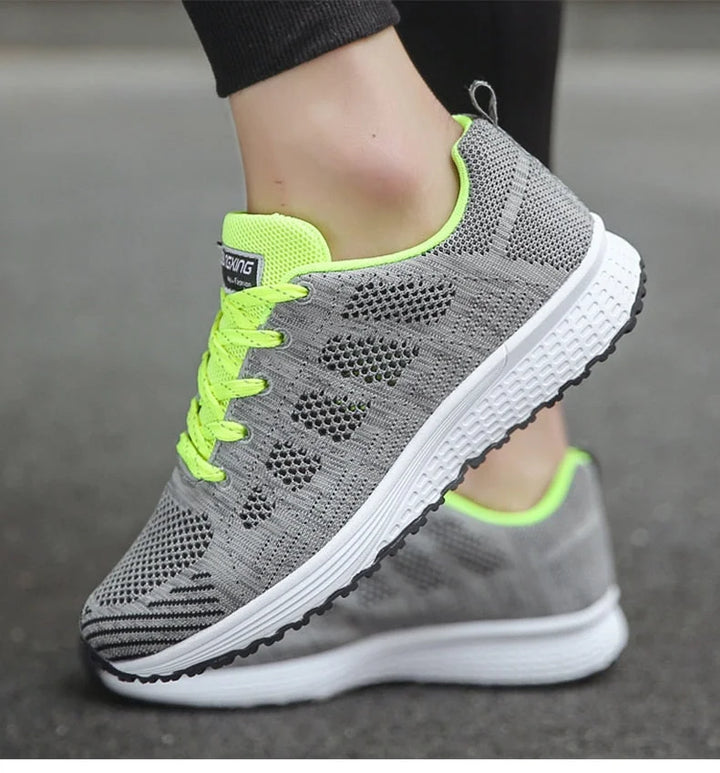 Damen Sneakers aus atmungsaktivem Material mit ergonomischer Sohle in Grau-Weiß, ideal für sportliche Aktivitäten.