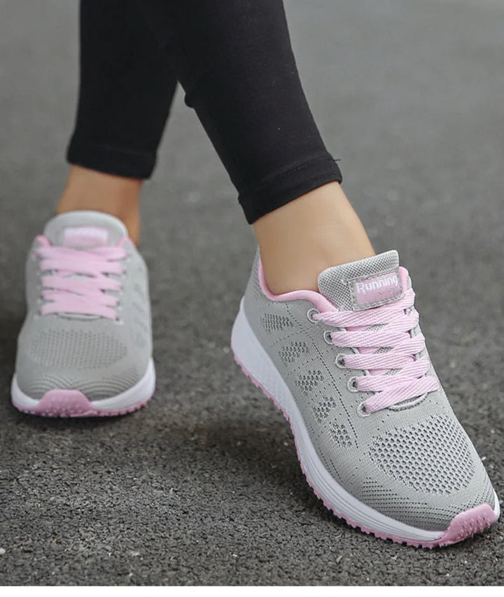 Schwarze Damen Sneakers mit atmungsaktivem Material und ergonomischer Sohle für stilvolles und bequemes Laufen.