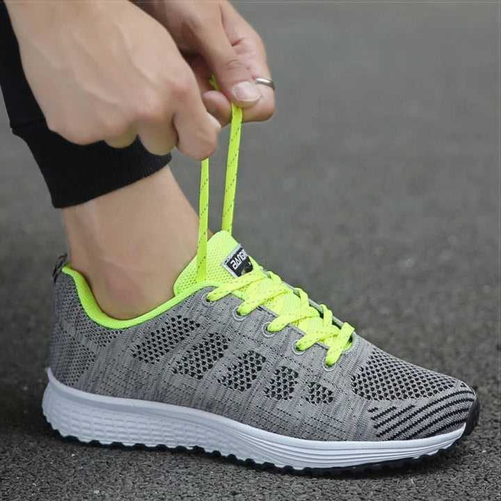 Grüne Damen-Sneakers mit atmungsaktivem Material und ergonomischer Sohle, ideal für aktive Tage unterwegs.