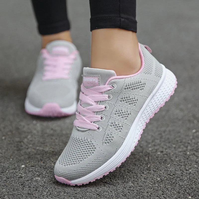Damen Sneakers in Grau-Rosa mit atmungsaktivem Material und ergonomischer Sohle für den täglichen Komfort.