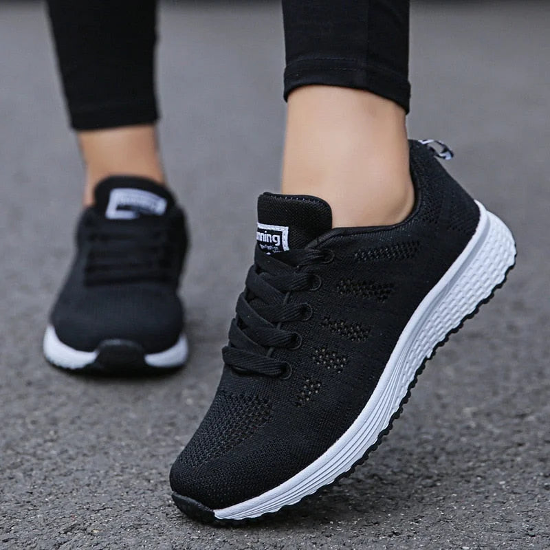 Schwarze Damen Sneakers mit atmungsaktivem Material und ergonomischer Sohle für hohen Tragekomfort.