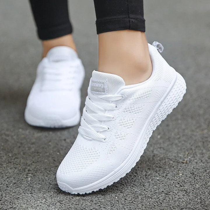 Weiß Damen Sneakers mit atmungsaktivem Material und ergonomischer Sohle, perfekt für den Alltag oder sportliche Aktivitäten.