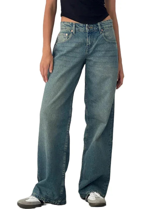 Damen Baggy Jeans in Blau, weich im Material, mit niedrigem Schnitt und weiter Passform für optimalen Tragekomfort.
