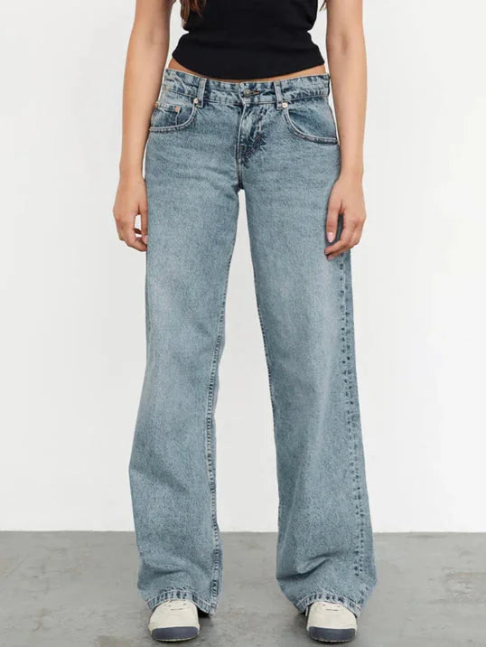 Hellblaue Damen Baggy Jeans aus Baumwolle mit niedrigem Schnitt, weiter Passform und lässigem Design für einen komfortablen…