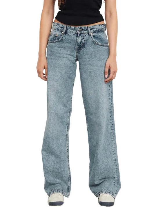 Hellblaue Damen Baggy Jeans aus Baumwolle mit niedrigem Schnitt, weiter Passform und lässigem Design für einen komfortablen…