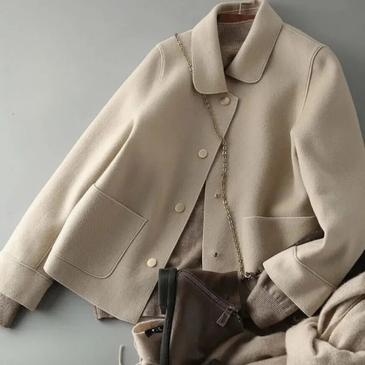 Beige Damenjacke aus hochwertigem Stoff mit Knopfverschluss und praktischen Taschen, ideal für den Alltag.