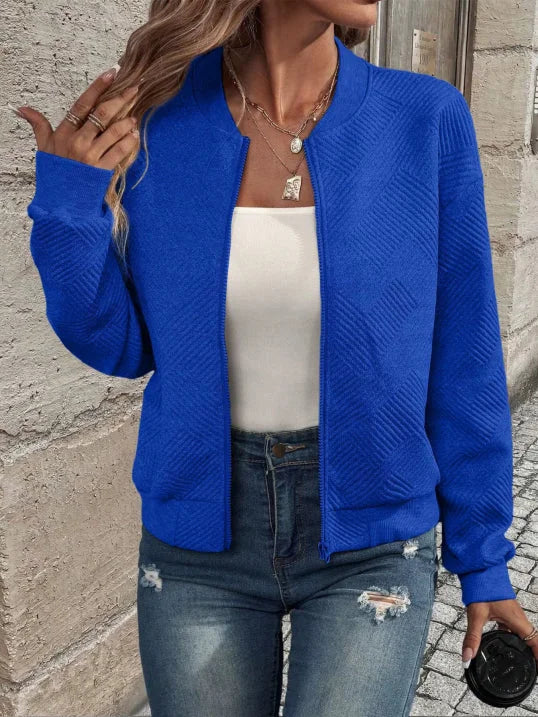 Minimalistische Damen Übergangsjacke in Blau aus leichtem Material mit lässigem Schnitt und praktischen Taschen.