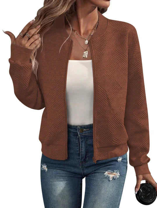 Dunkelbraune Damen Übergangsjacke aus leichtem Material, minimalistischem und lässigem Design für vielseitige Outfits.