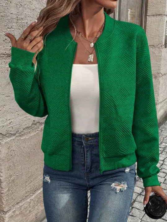 Grüne Damen Übergangsjacke aus leichtem, atmungsaktivem Material mit minimalistischen Design und lässigem Schnitt.
