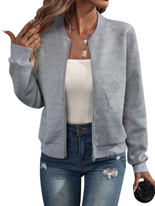 Graue Damen Übergangsjacke aus leichtem Material, minimalistisches Design mit lässigem Schnitt und praktischen Taschen.
