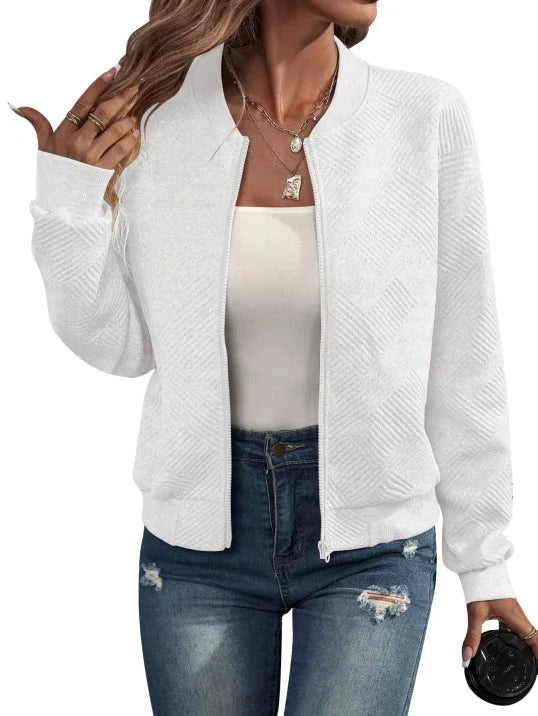 Weißer Damen Übergangsjacke aus leichtem Material mit minimalistischem Design und lässigen Details für den Alltag.