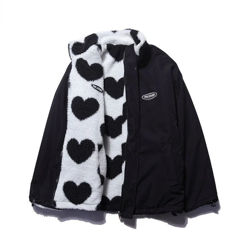 Schwarze Damen Übergangsjacke mit Herzmuster-Innenfutter, leichtes Material, Kordelzug und praktischen Taschen.