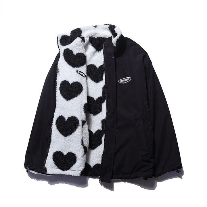 Schwarze Damen Übergangsjacke mit Herzmuster-Innenfutter, leichtes Material, Kordelzug und praktischen Taschen.