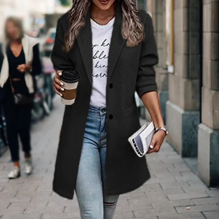 Schwarzer Damen Übergangsmantel aus leichtem Material, mit Knopfleiste und langer Passform für vielseitige Outfits.