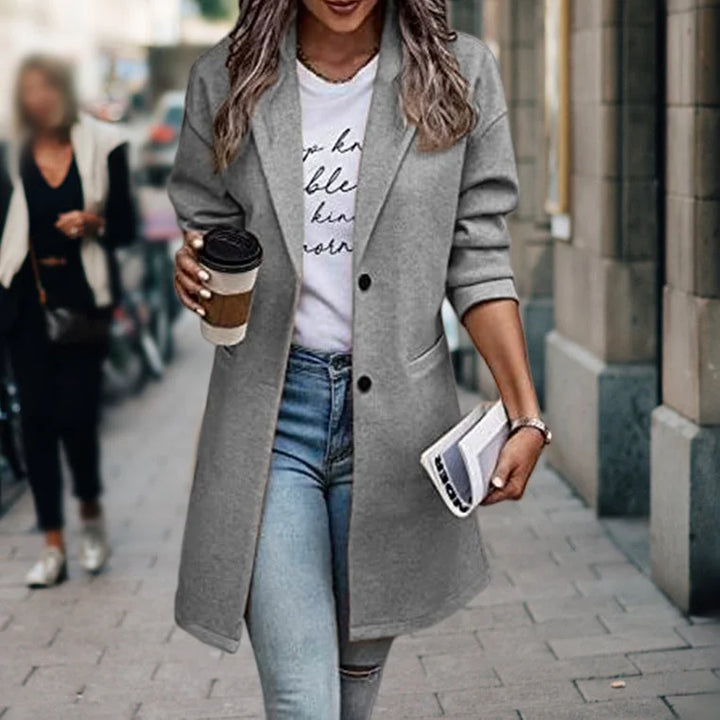 Grau Damen Übergangsmantel aus weichem Material, klassisches Design mit praktischen Taschen und Knopfverschluss.