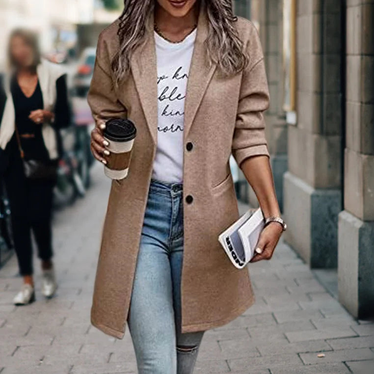 Damen Übergangsmantel in Khaki, aus weichem Material, zeitloses Design, mit praktischen Taschen und Gürtel.