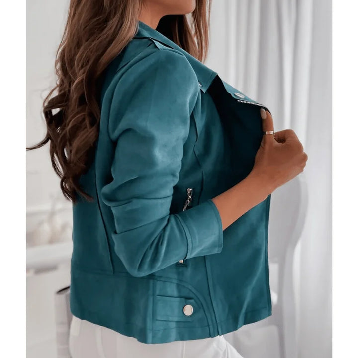 Schwarze Damen Bikerjacke aus Leder mit Reißverschluss und Knopfleiste für lässigen, modischen Stil im Alltag.