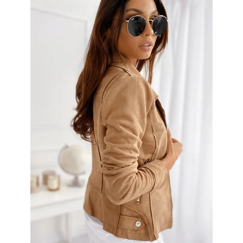 Damen Bikerjacke aus Leder mit Reißverschluss und Knopfleiste, klassisches Design mit seitlichen Taschen.