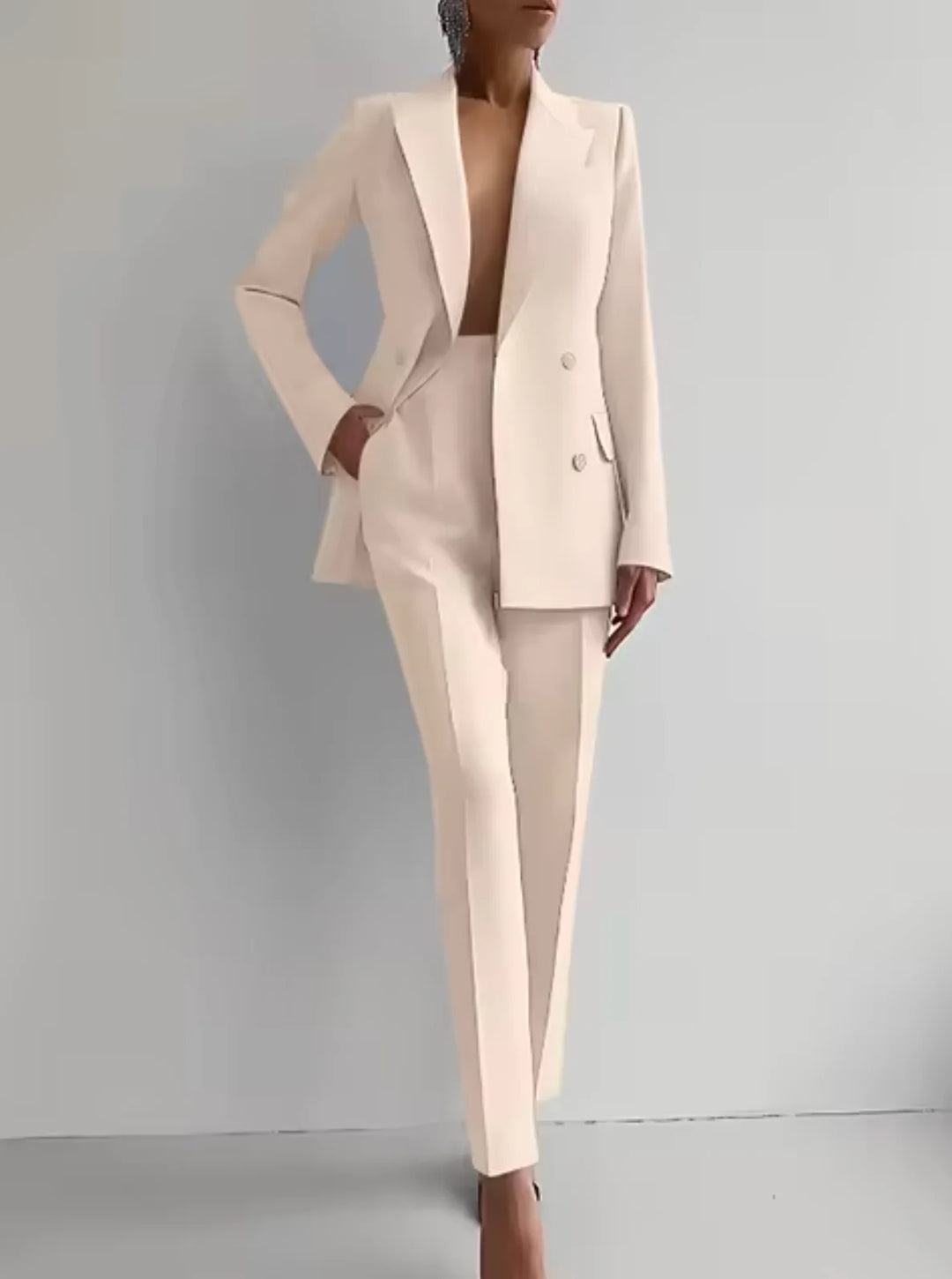 Aprikoser Damen Blazer mit Faltenhose, aus weichem Stoff, taillierter Schnitt und klassischem Reversdesign.
