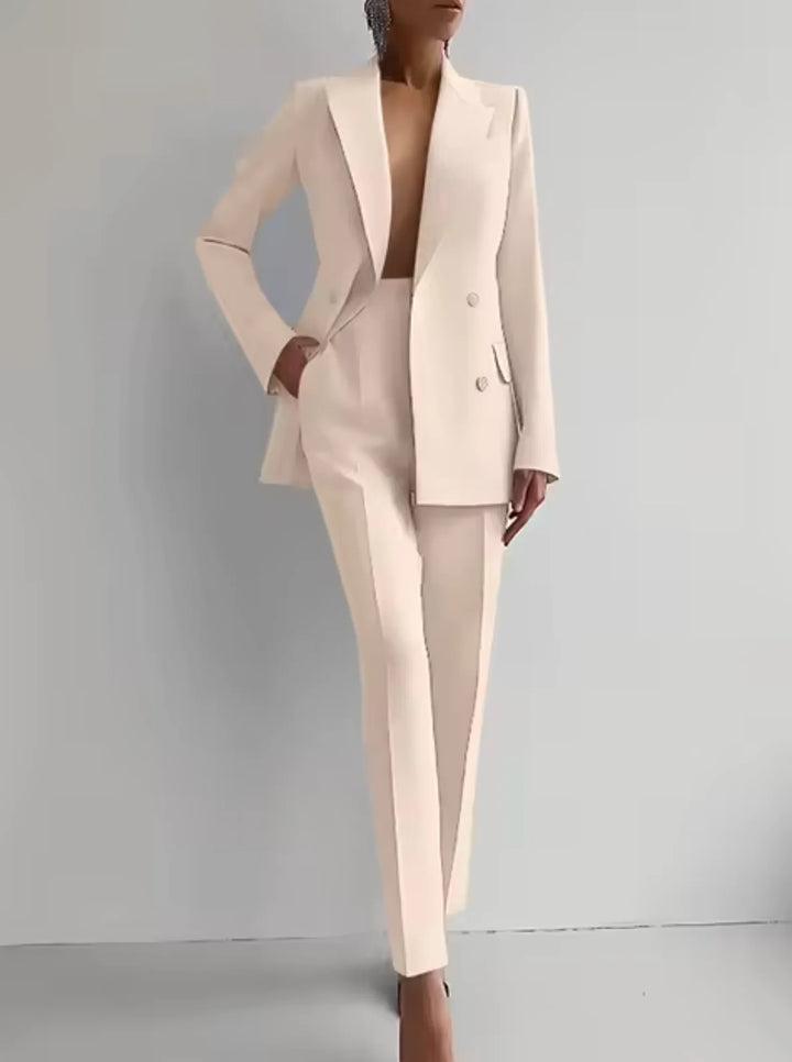 Aprikoser Damen Blazer mit Faltenhose, aus weichem Stoff, taillierter Schnitt und klassischem Reversdesign.