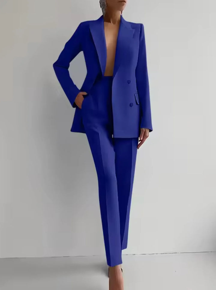 Blauer Damen Blazer mit Faltenhose, aus weichem Material, klassischem Schnitt und elegantem Design für vielseitige Anlässe.