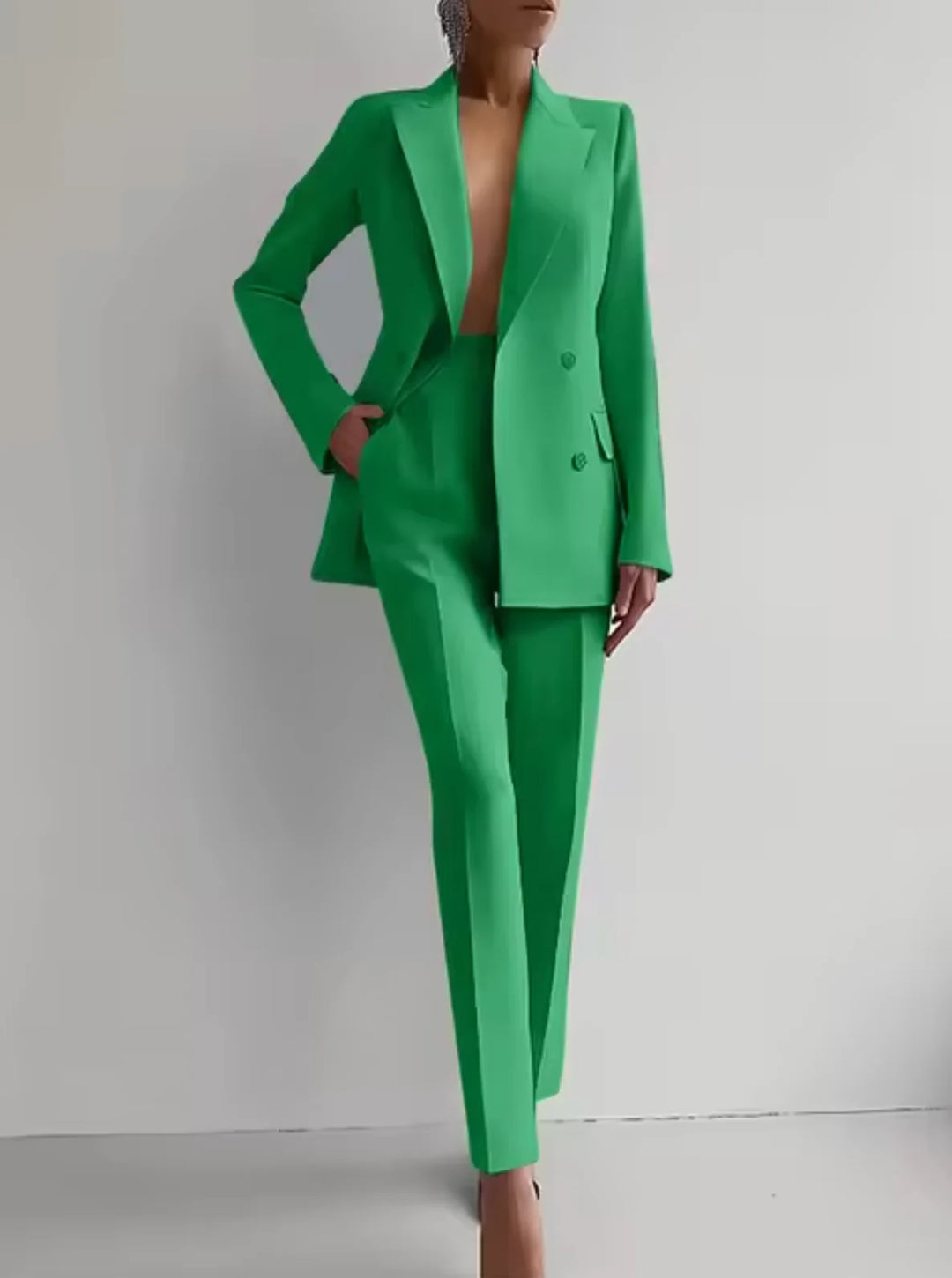 Grüner Damen Blazer mit Faltenhose, aus leichtem Stoff, taillierter Schnitt, ideal für formelle Anlässe oder Büro.