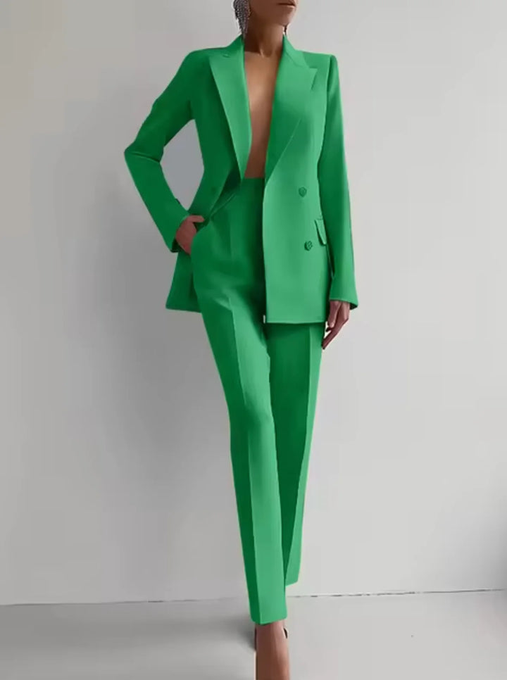 Grüner Damen Blazer mit Faltenhose, aus leichtem Stoff, taillierter Schnitt, ideal für formelle Anlässe oder Büro.