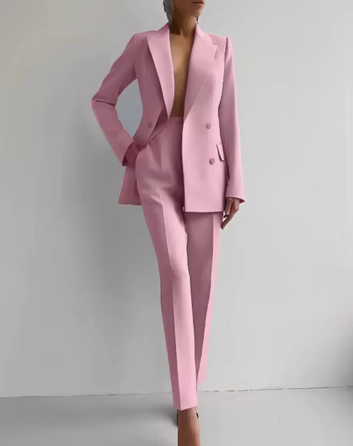 Rosa Damen Blazer mit Faltenhose, aus leichtem Baumwollmix, schicke Passform und zeitloses Design für vielseitige Anlässe.