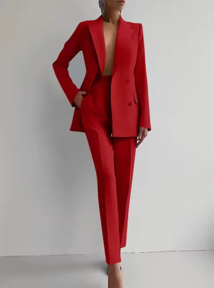 Damen Blazer und Faltenhose Set in Rot aus leichtem, atmungsaktivem Stoff mit modernem Schnitt und klassischem Revers.
